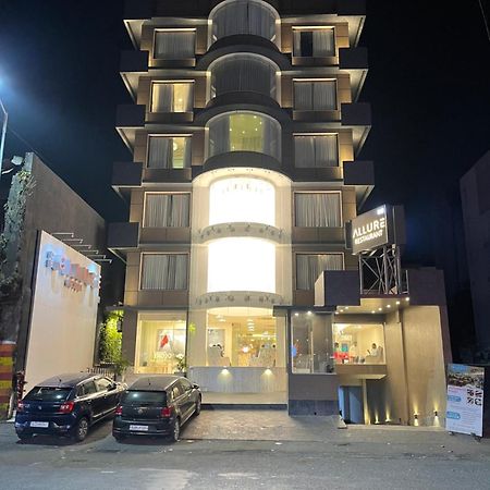 De Glance Hotel Сурат Екстериор снимка