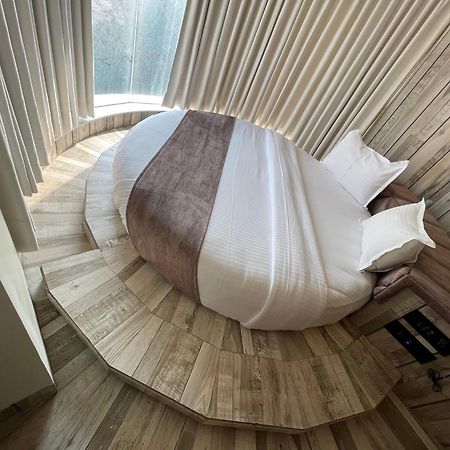 De Glance Hotel Сурат Екстериор снимка