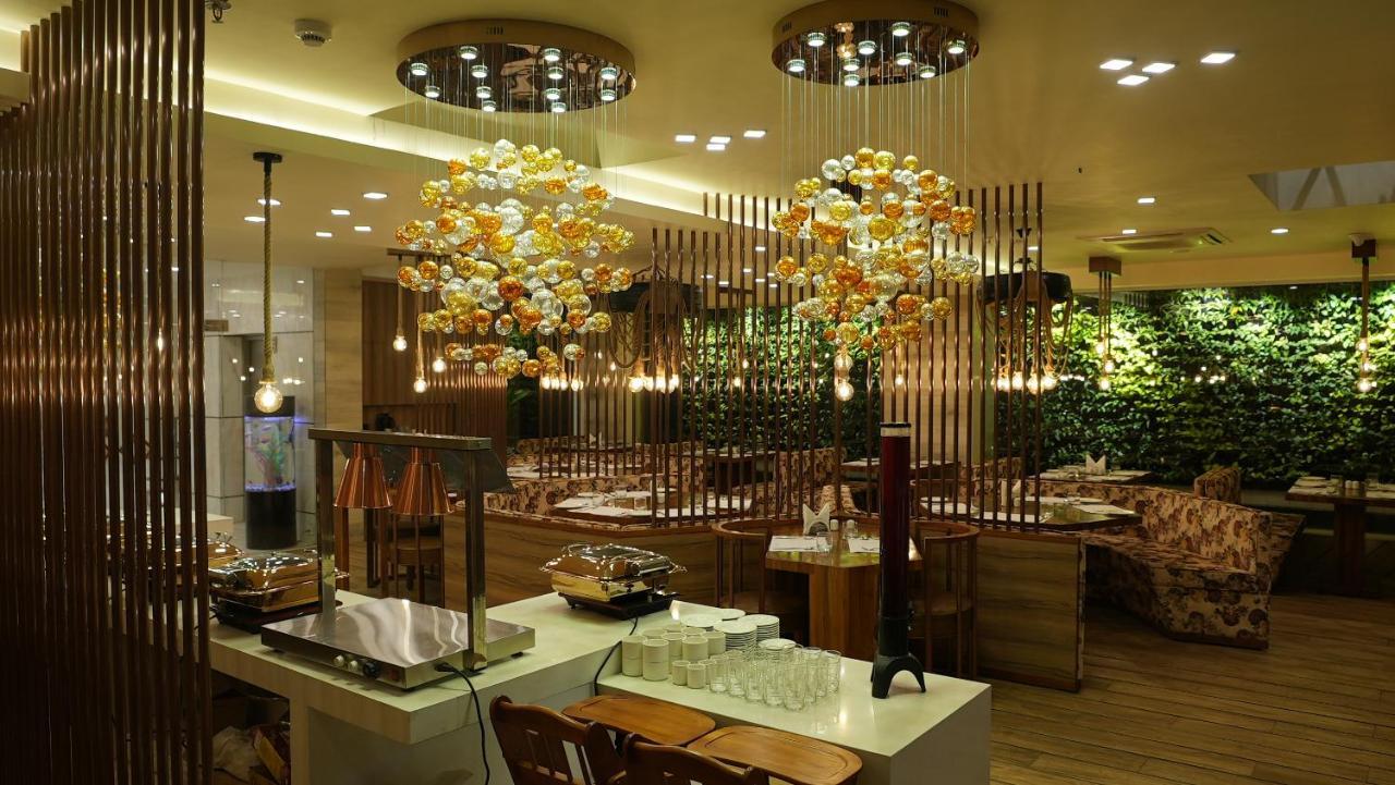 De Glance Hotel Сурат Екстериор снимка