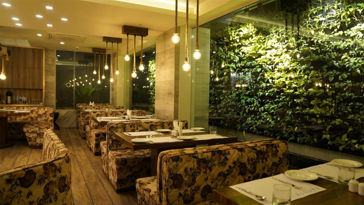 De Glance Hotel Сурат Екстериор снимка