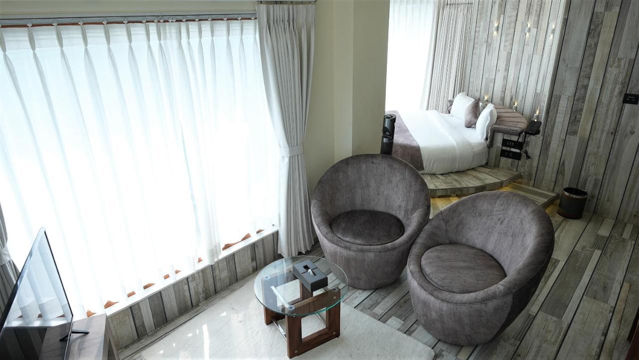De Glance Hotel Сурат Екстериор снимка