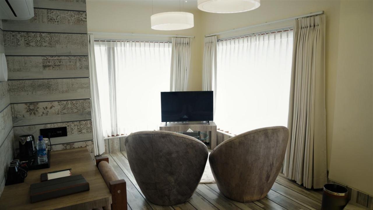 De Glance Hotel Сурат Екстериор снимка