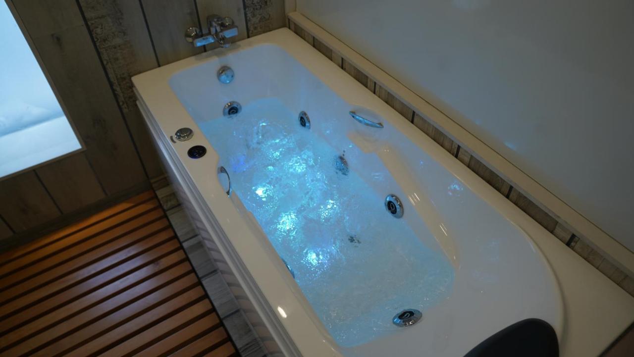 De Glance Hotel Сурат Екстериор снимка
