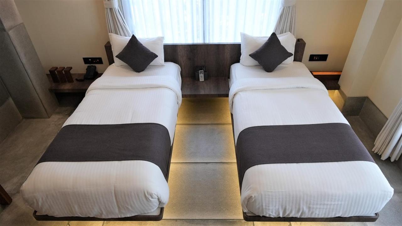 De Glance Hotel Сурат Екстериор снимка