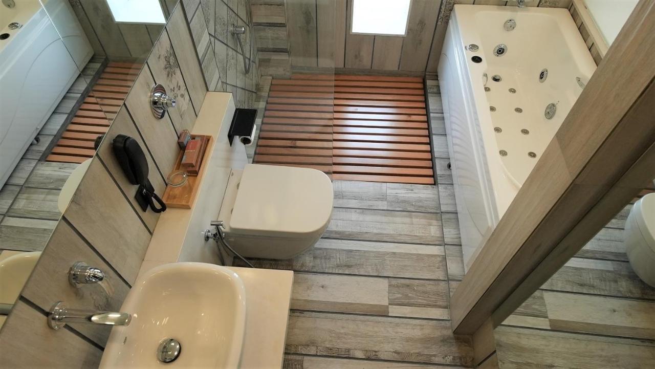 De Glance Hotel Сурат Екстериор снимка