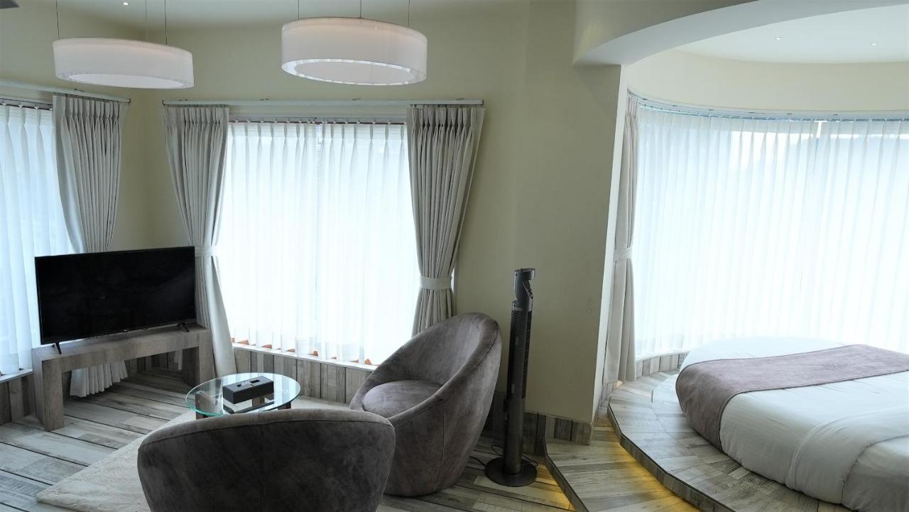De Glance Hotel Сурат Екстериор снимка