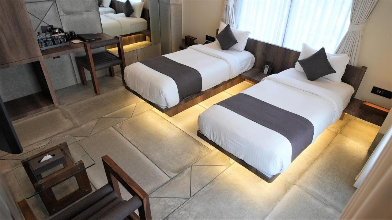 De Glance Hotel Сурат Екстериор снимка