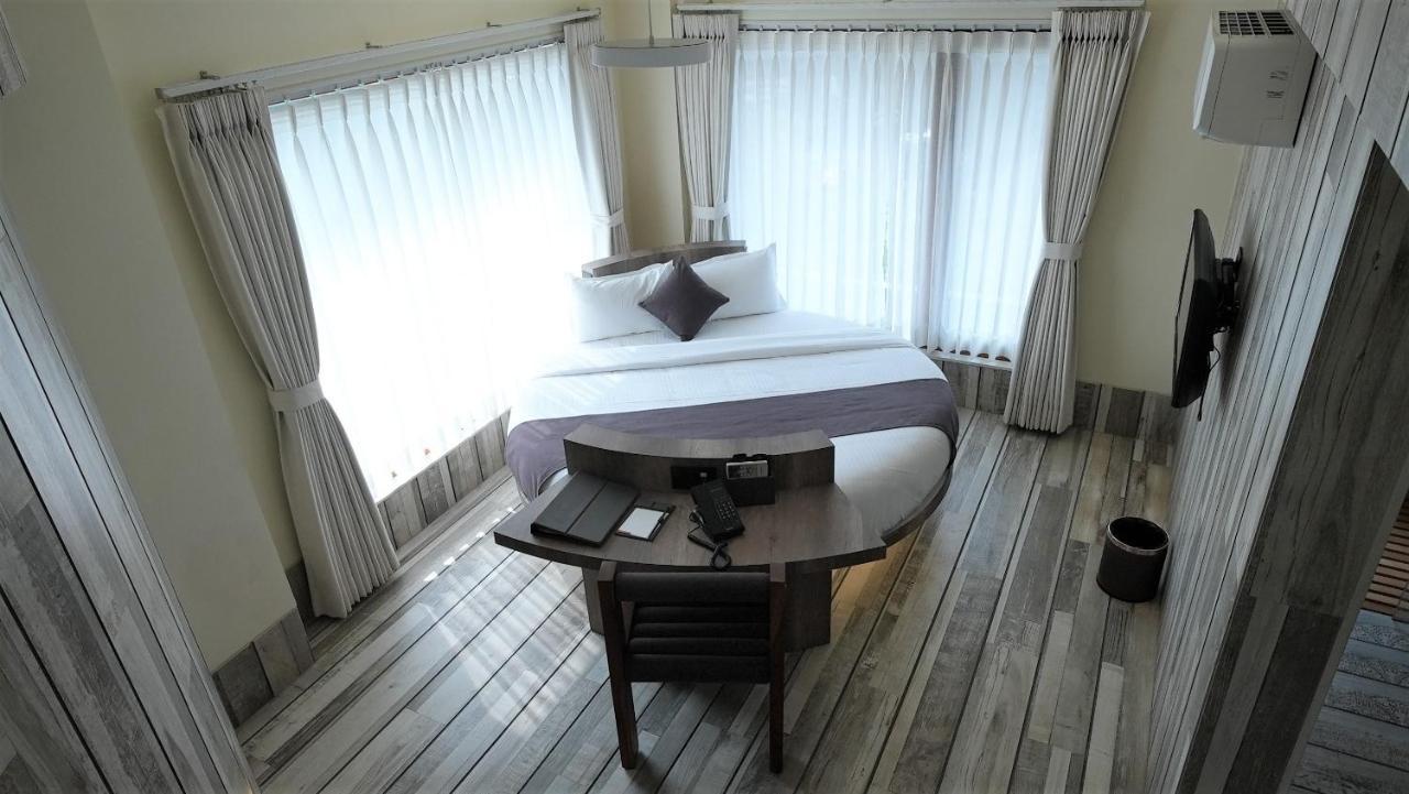 De Glance Hotel Сурат Екстериор снимка