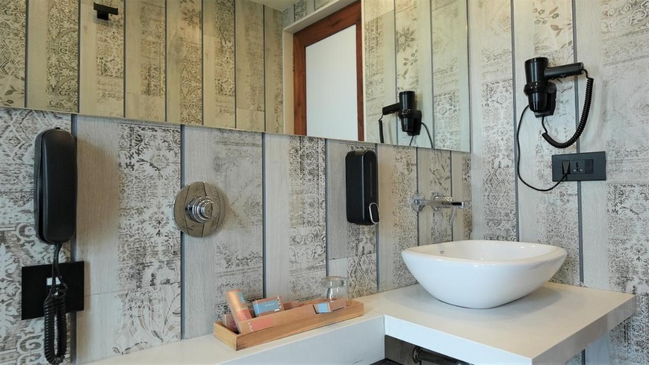 De Glance Hotel Сурат Екстериор снимка