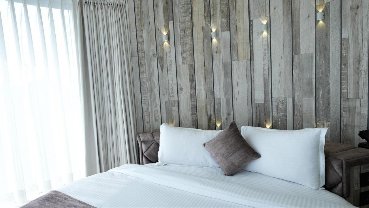 De Glance Hotel Сурат Екстериор снимка