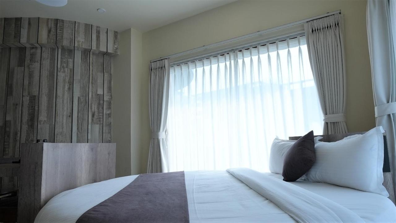 De Glance Hotel Сурат Екстериор снимка