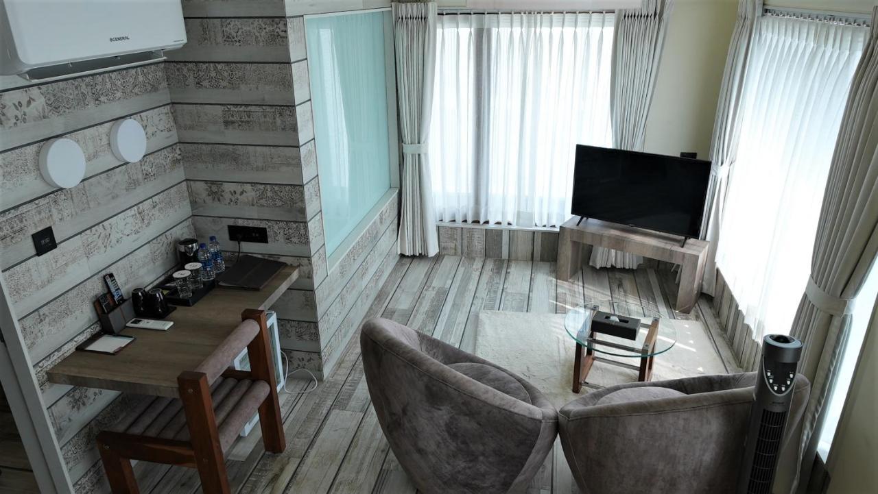 De Glance Hotel Сурат Екстериор снимка