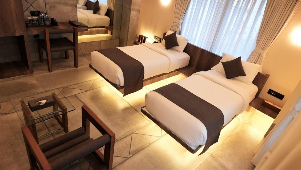 De Glance Hotel Сурат Екстериор снимка