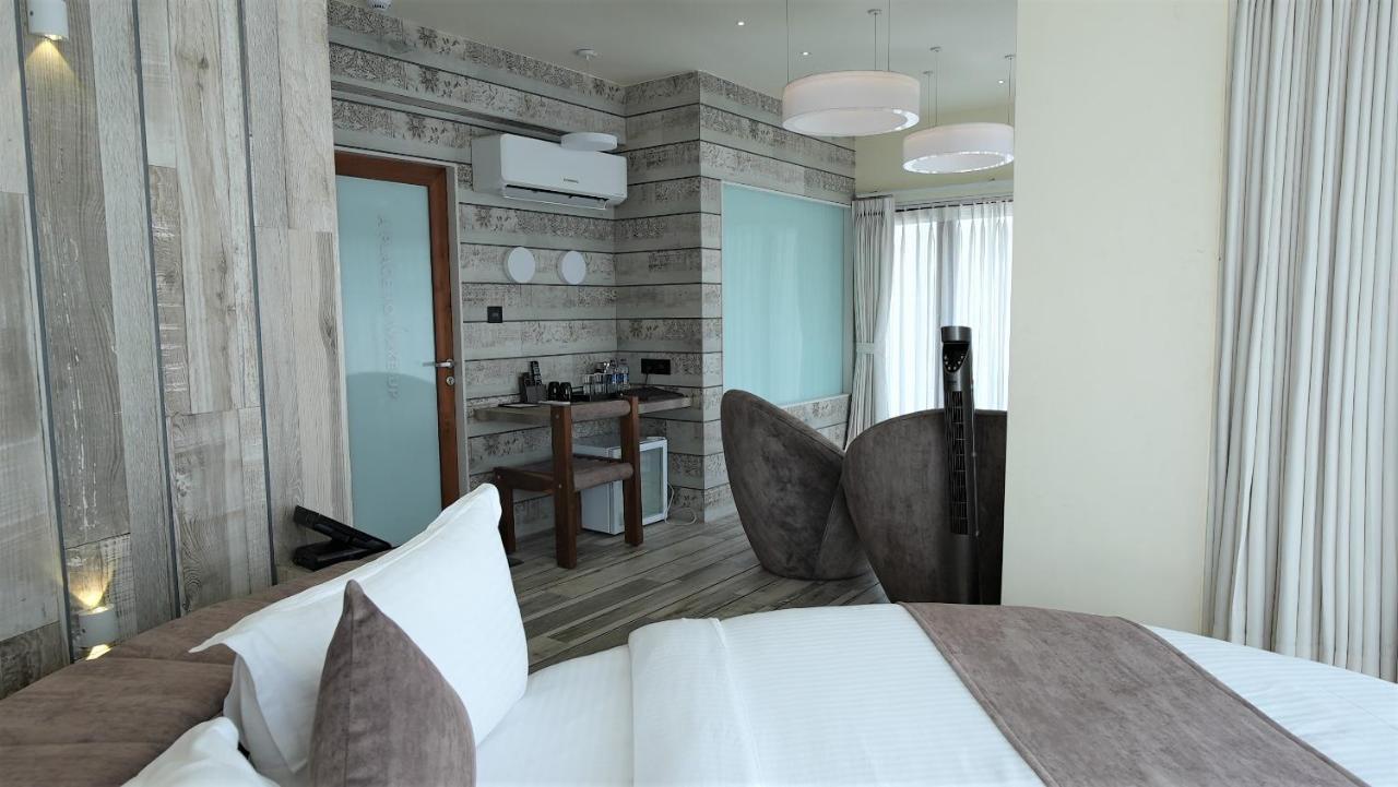 De Glance Hotel Сурат Екстериор снимка