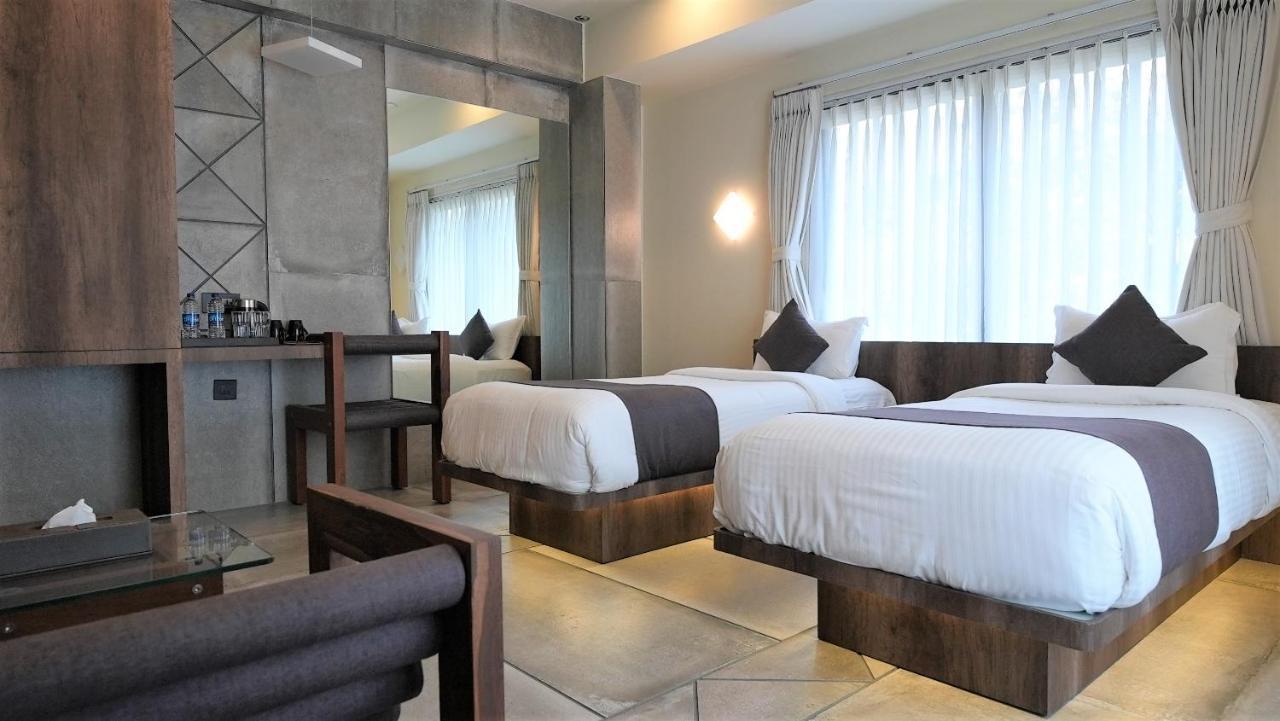 De Glance Hotel Сурат Екстериор снимка