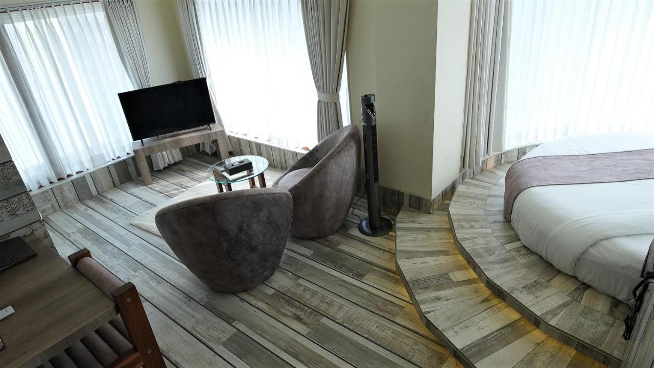 De Glance Hotel Сурат Екстериор снимка