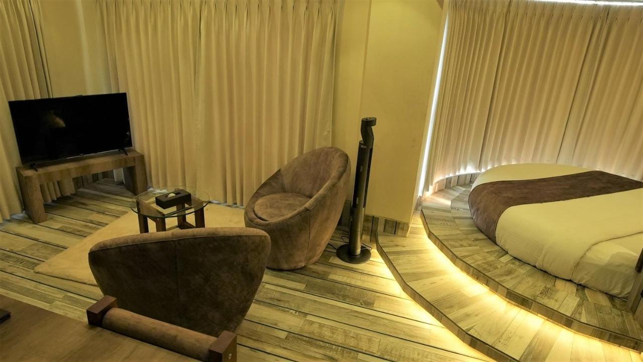 De Glance Hotel Сурат Екстериор снимка