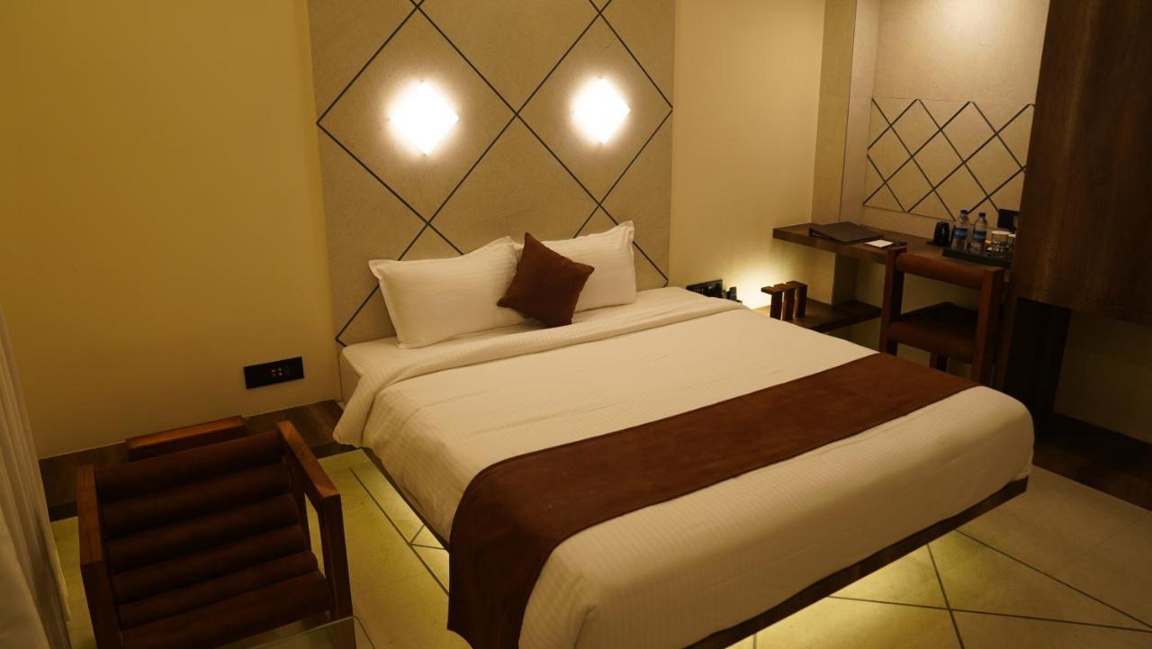 De Glance Hotel Сурат Екстериор снимка