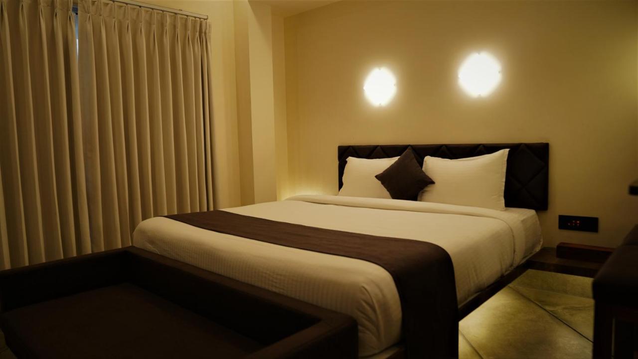 De Glance Hotel Сурат Екстериор снимка