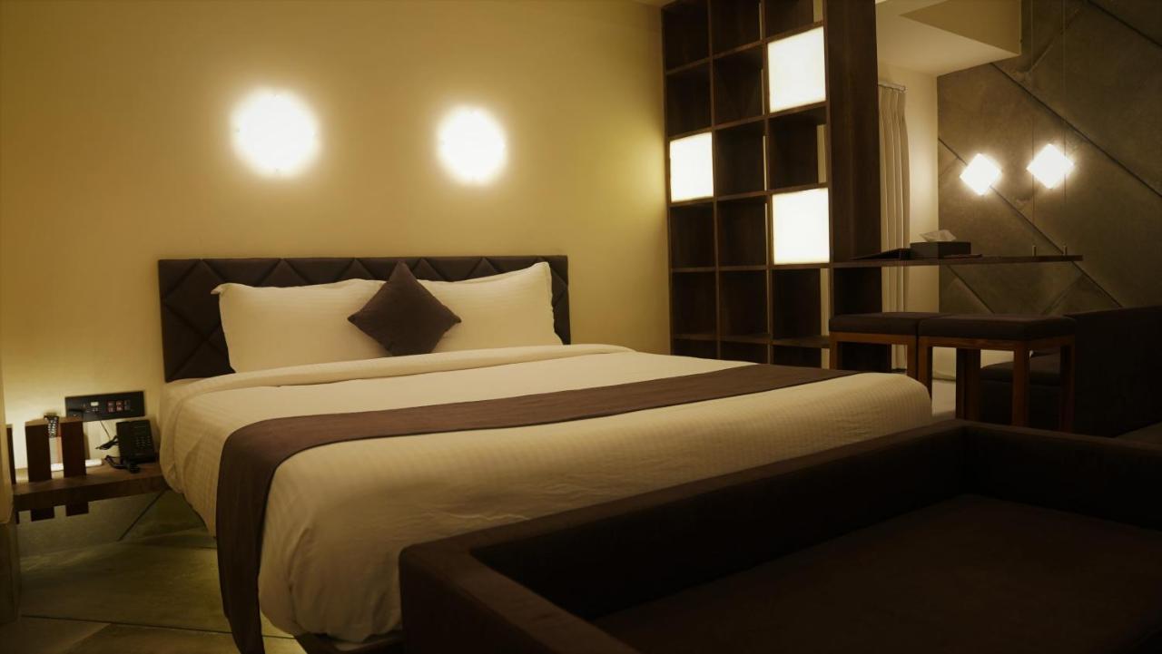 De Glance Hotel Сурат Екстериор снимка