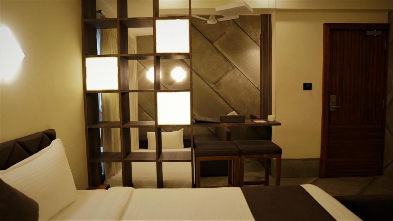 De Glance Hotel Сурат Екстериор снимка