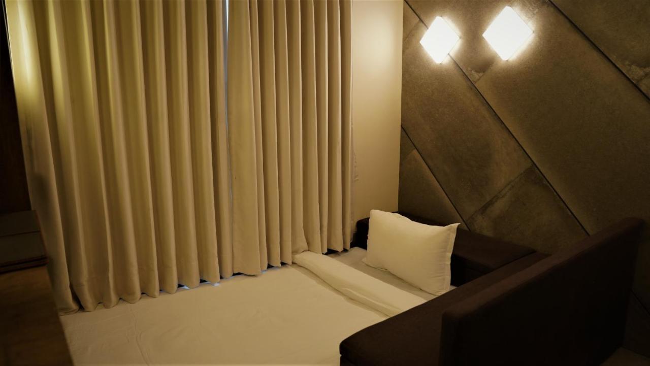 De Glance Hotel Сурат Екстериор снимка