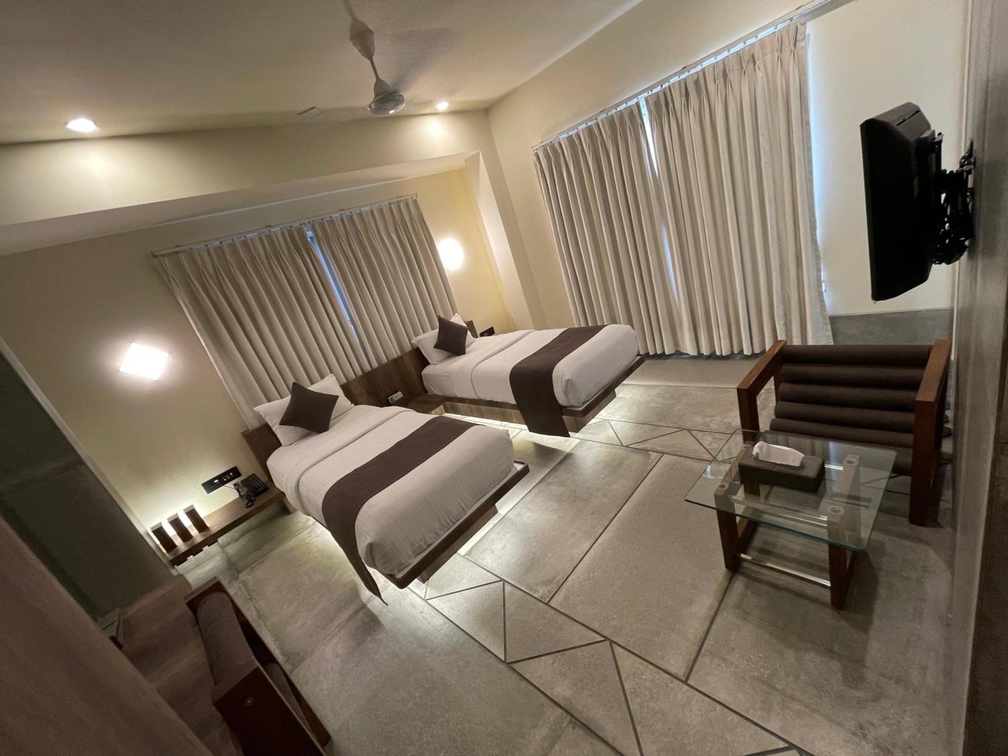 De Glance Hotel Сурат Екстериор снимка