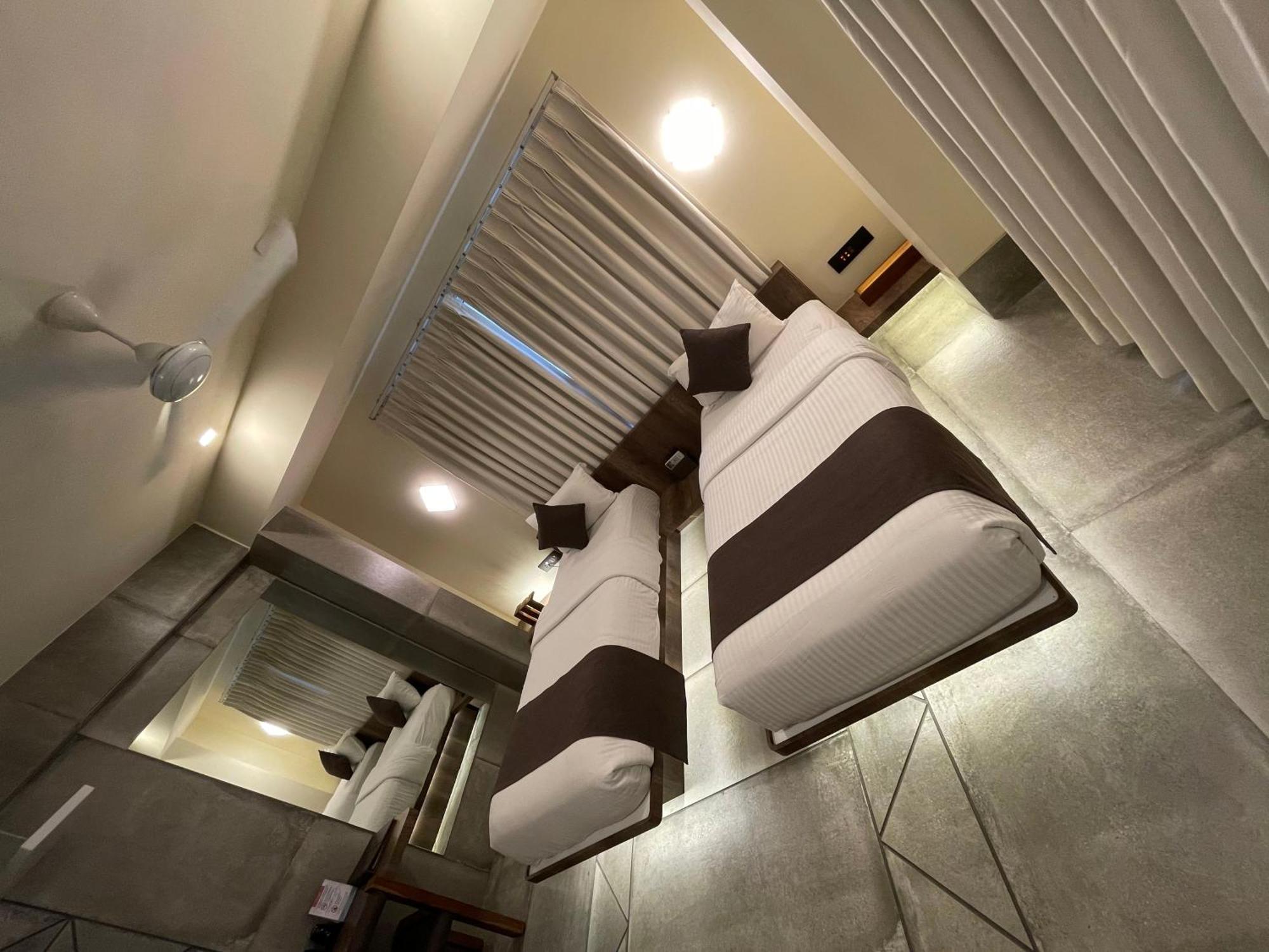 De Glance Hotel Сурат Екстериор снимка