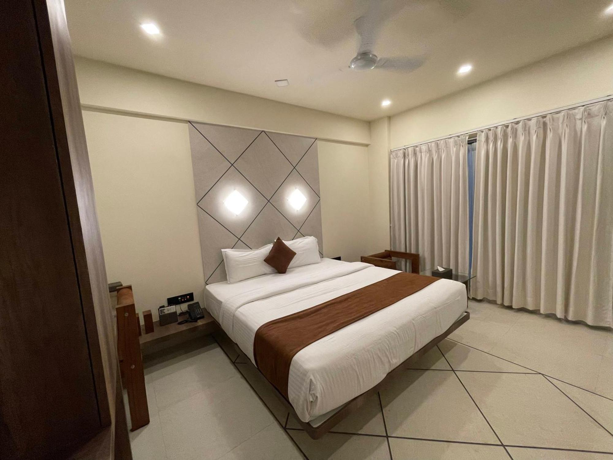 De Glance Hotel Сурат Екстериор снимка