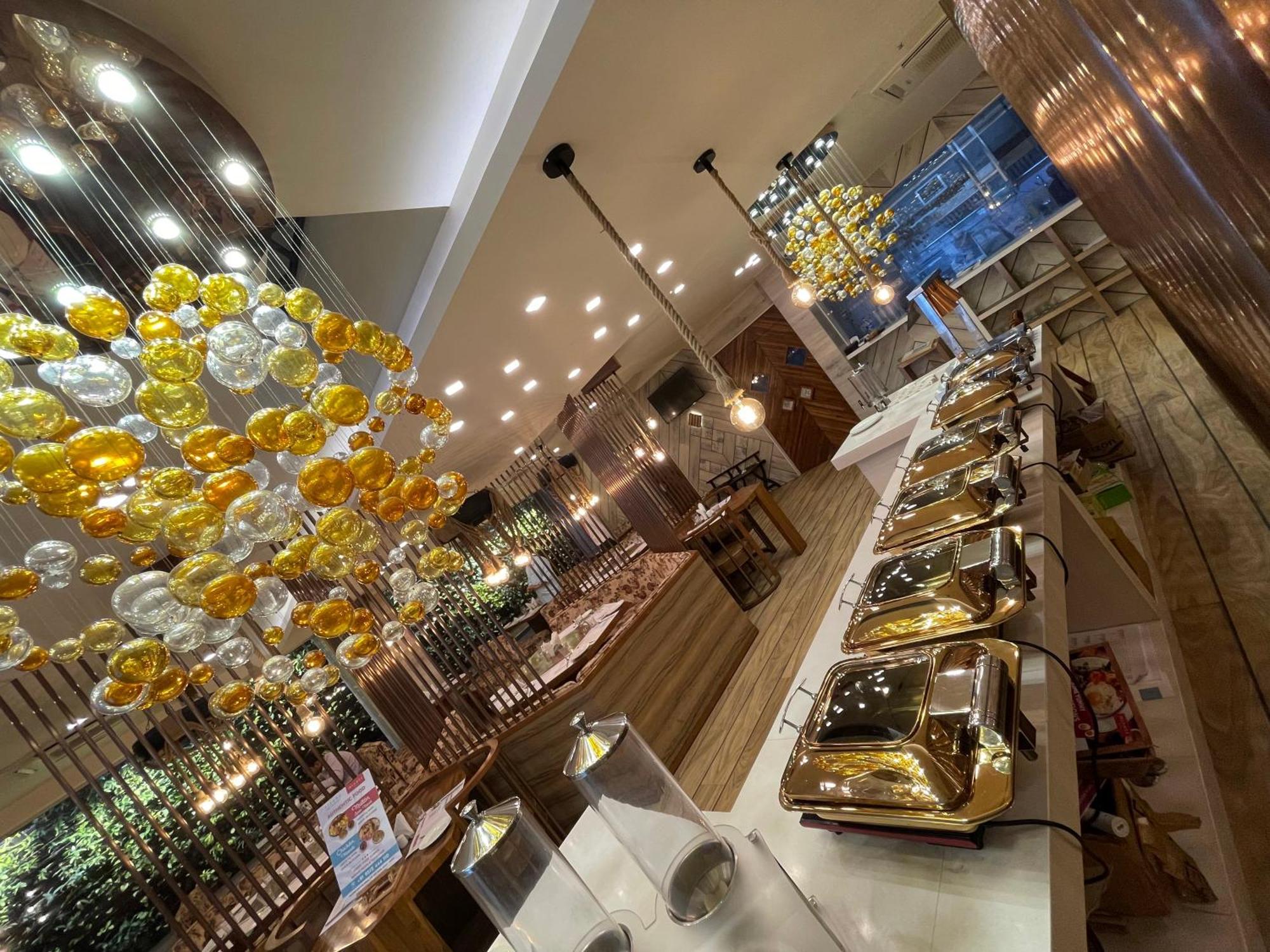 De Glance Hotel Сурат Екстериор снимка