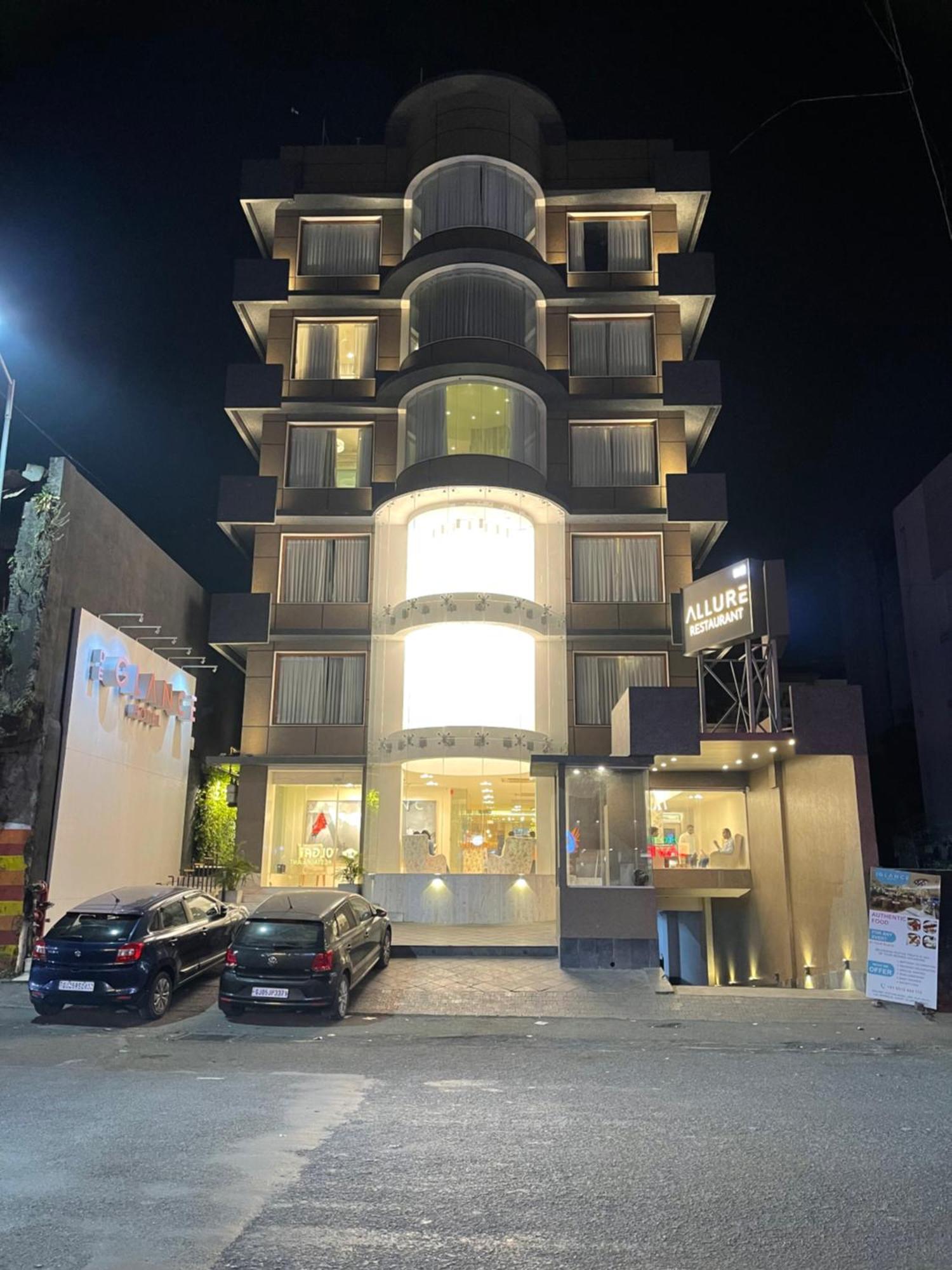 De Glance Hotel Сурат Екстериор снимка