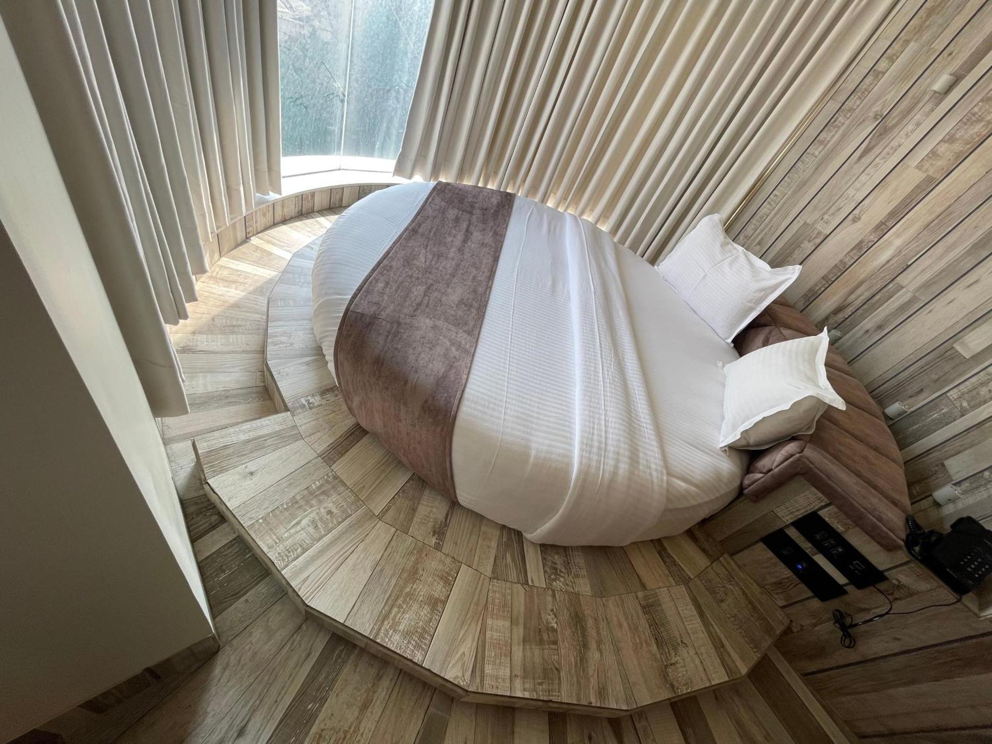 De Glance Hotel Сурат Екстериор снимка